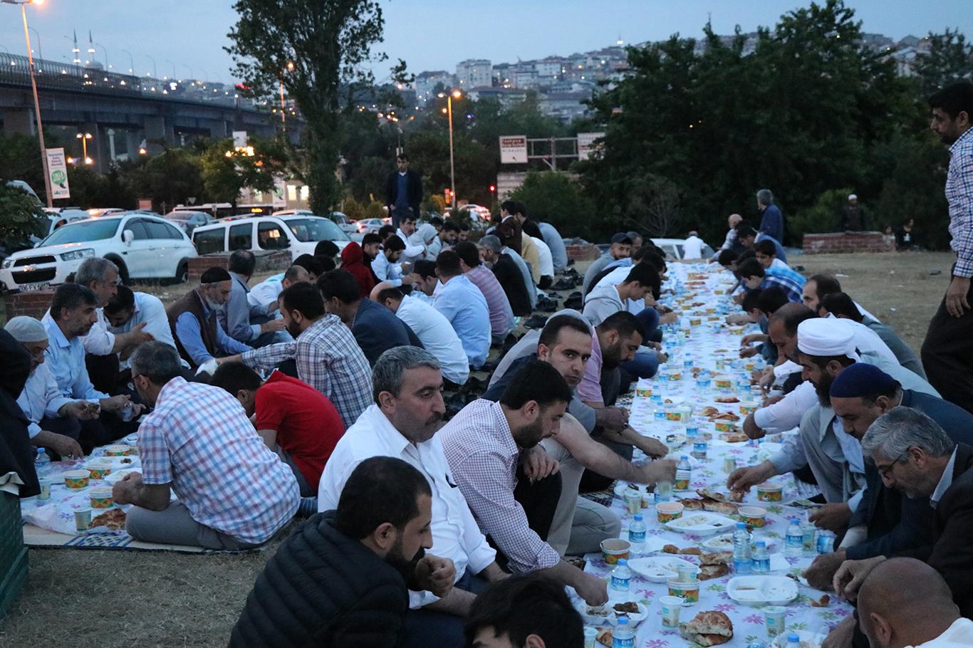 Umut Kervanı şehit ve tutuklu ailelerine iftar verdi